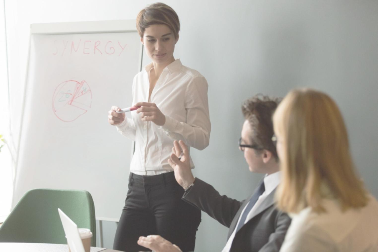 Equipo de welinorastiq trabajando en planificación presupuestaria